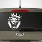 пример белой наклейки Лев в короне на заднем стекле авто